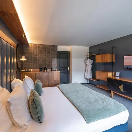 Fahrenheit Seven Hotel 4*