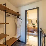 Fahrenheit Seven Hotel