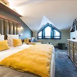 Fahrenheit Seven Hotel 4*